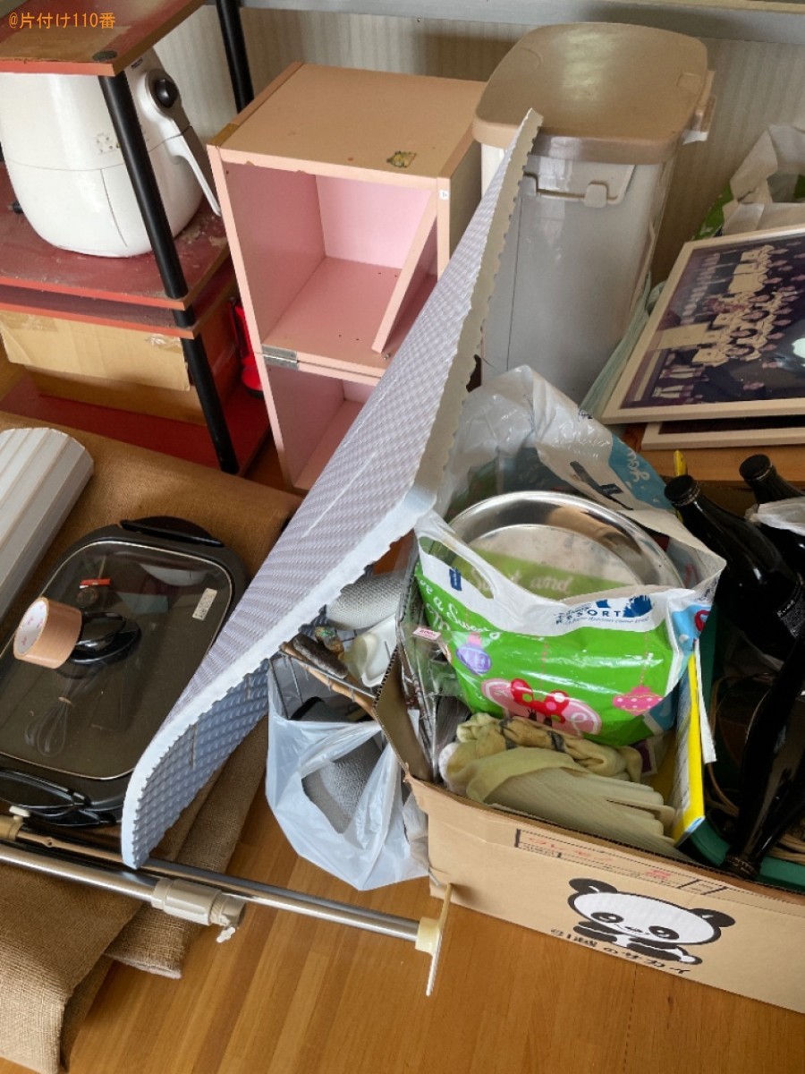 カラーボックス、ゴミ箱、調理器具、お風呂のマット、額縁等の回収