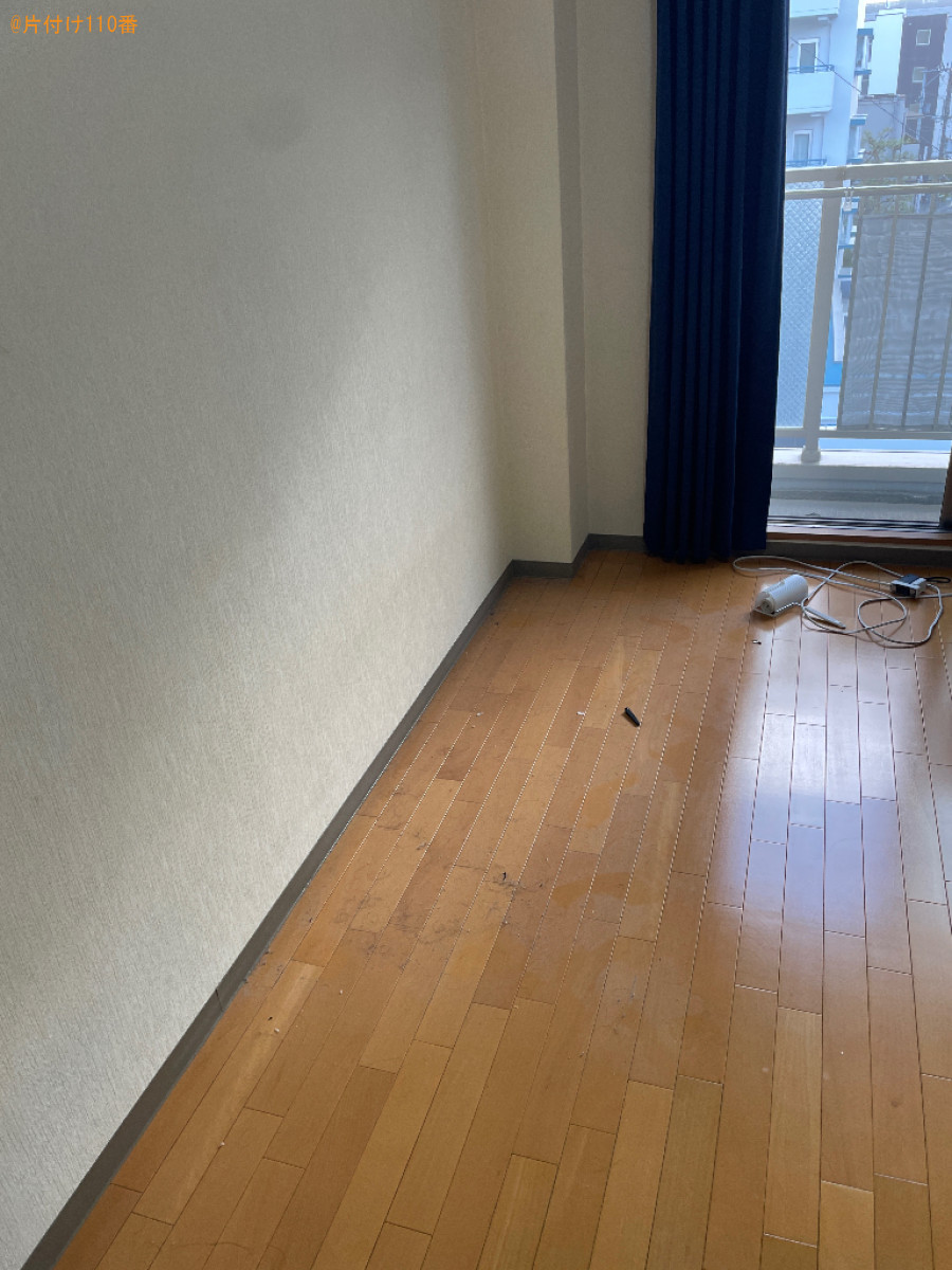 マットレス付きシングルベッド、こたつ、三人掛けソファー等の回収