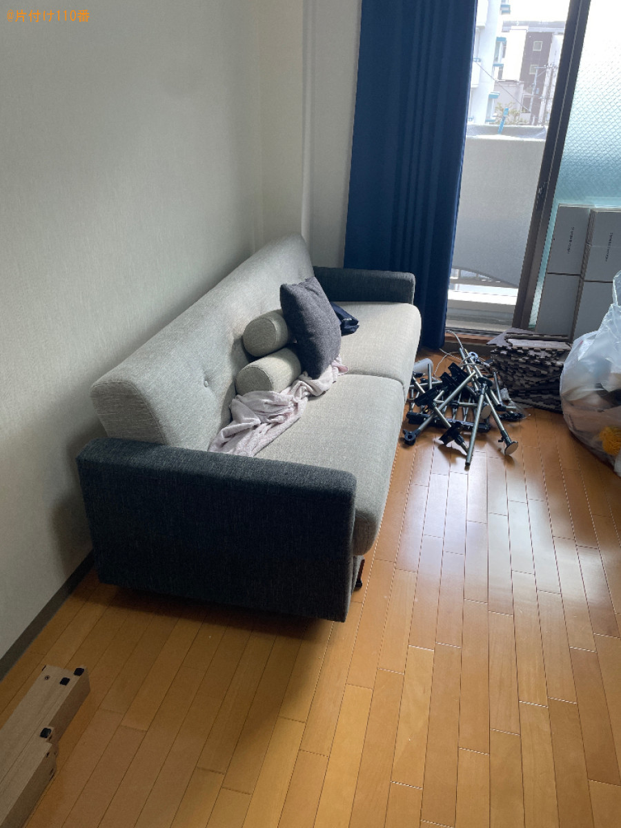 マットレス付きシングルベッド、こたつ、三人掛けソファー等の回収
